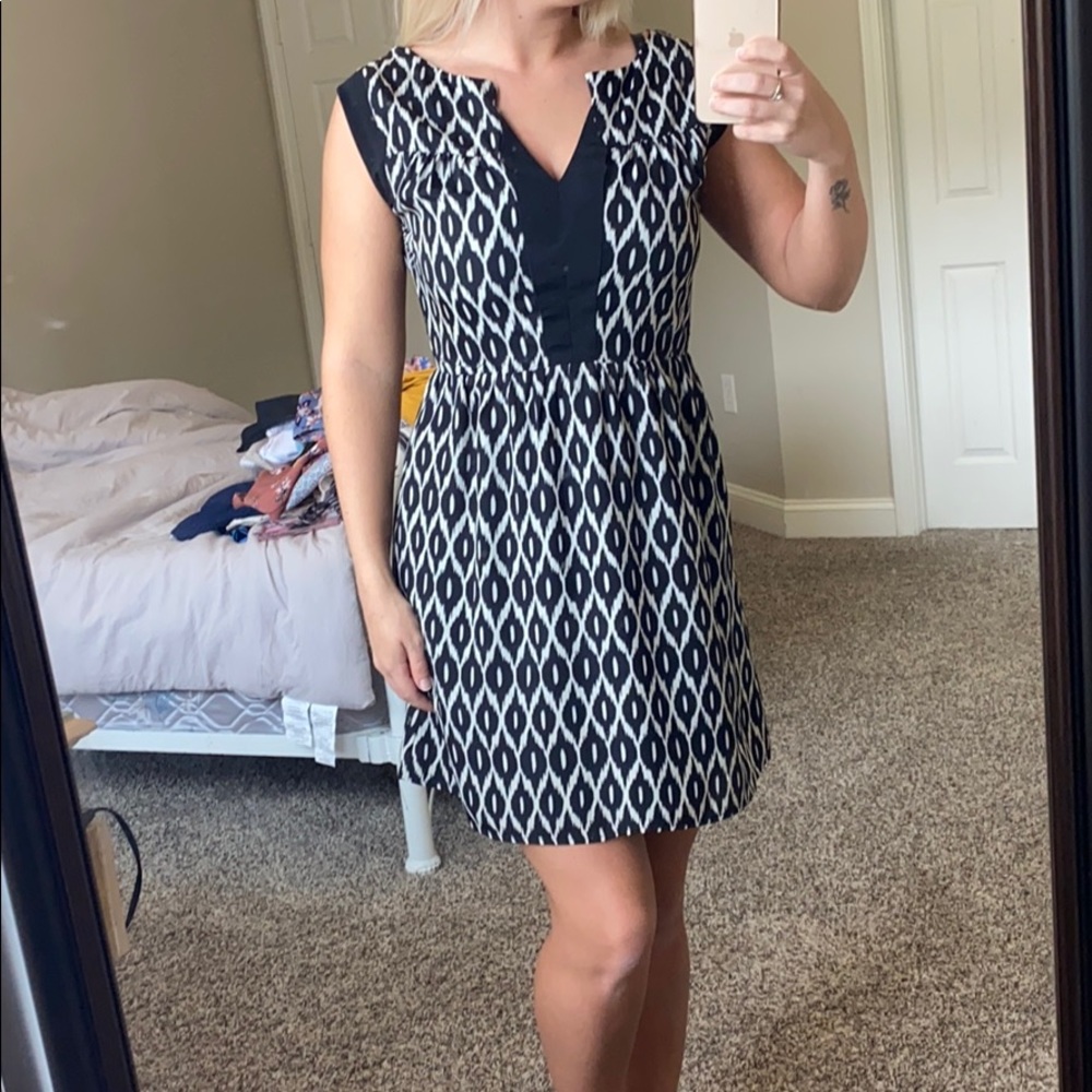 Black and white pattern short dress
